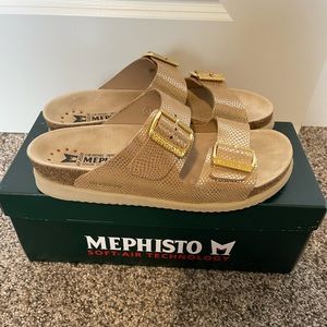 Women’s Mephisto Hester sandal in Light Sand. Size 40 (US9.5-10).
